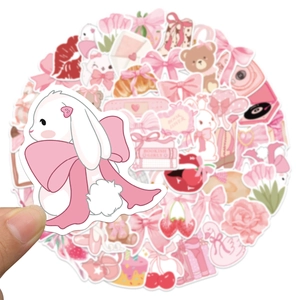 Gros plan d'autocollants roses imperméables avec lapins et nœuds pour décoration DIY