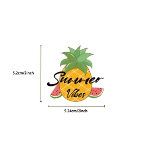 Dettaglio degli adesivi Summer Vibes con ananas colorato e fette di anguria