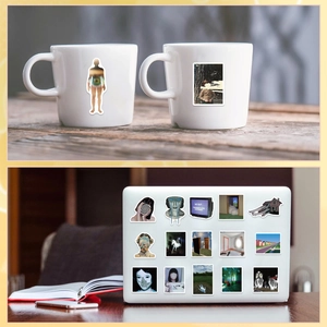 Vue détaillée d'autocollants esthétiques dreamcore sur une tasse blanche et un ordinateur