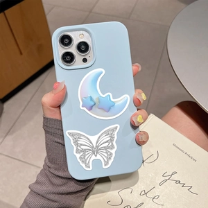 Λεπτομέρεια γαλάζιας θήκης iPhone με 3D φεγγάρι ουράνιο τόξο, αστέρια και πεταλούδα glitter