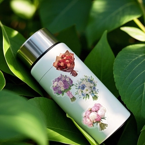 Détail d'autocollants PET floraux appliqués sur une gourde en inox blanc mat