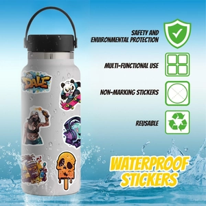 Wasserdichte Streetstyle Graffiti Aufkleber auf einer Edelstahlflasche in Detailansicht