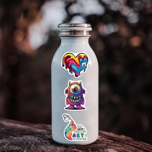 50 wasserfeste Graffiti Aufkleber auf Trinkflasche mit Erde und Herz Kunstdesign