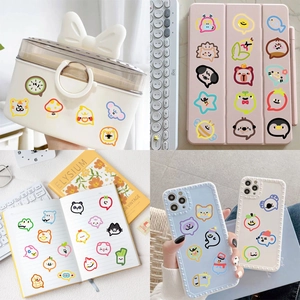 Autocollants animaux PET DIY sur un étui de tablette rose, un carnet et une coque de téléphone