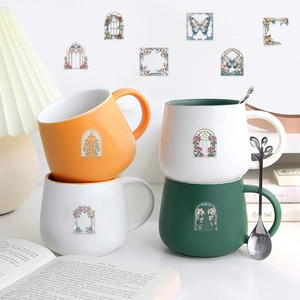 Mugs en céramique mate avec motifs de fleurs en vitrail et cuillères en pétale
