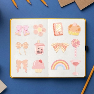 Nahaufnahme pinker Herz-Aufkleber mit Schleifen und Regenbogen auf gepunktetem Notizbuch