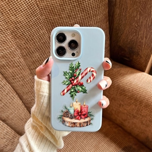 Close-up van een lichtblauwe siliconen iPhone-hoes met vintage kerstpatronen