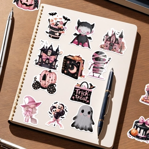 Autocollants d'Halloween rose et noir disposés sur un carnet pour la décoration