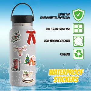 Vista macro de pegatinas navideñas de PVC impermeables que muestra resistencia al agua y detalles