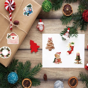 Primer plano de pegatinas navideñas de PVC en caja de regalo con decoración festiva