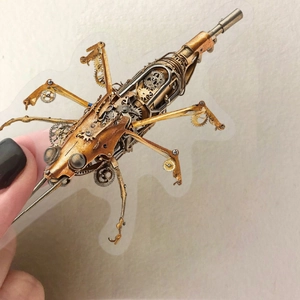 Dettaglio adesivo insetto steampunk con ingranaggi meccanici ed elementi metallici retro