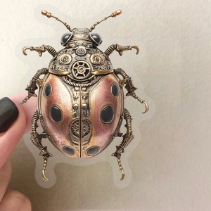 Adesivo scarabeo steampunk con ingranaggi metallici e dettagli meccanici per insetti