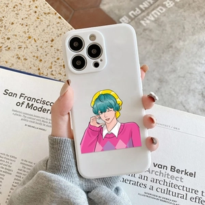 Autocollant de personnage BD sur une coque de téléphone blanche, style artistique