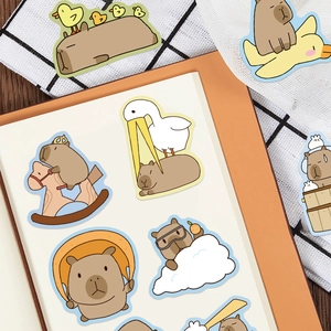 50 autocollants mignons Capybara pour journaux DIY et tablettes sur un bureau décoré