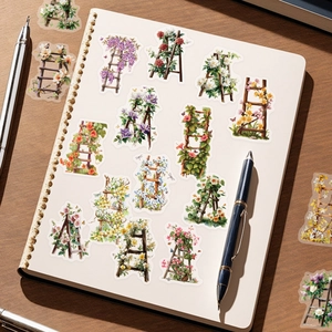 Dettaglio di adesivi PET con scale di fiori su taccuino con disegni botanici vintage