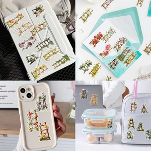 Dettaglio di adesivi floreali in PET impermeabili su custodia per telefono e diario vintage