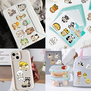 Divers autocollants d'animaux mignons décorant des objets du quotidien avec des messages
