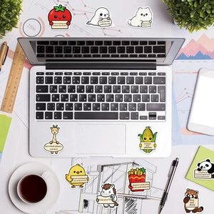 Vue à plat d'autocollants d'animaux mignons avec citations motivantes sur un bureau