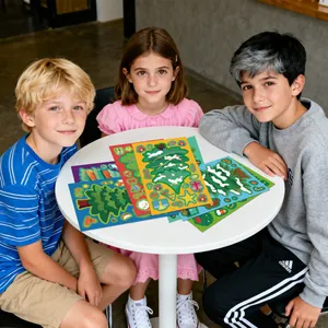 Trois enfants heureux jouent avec des autocollants de sapin de Noël DIY sur une table