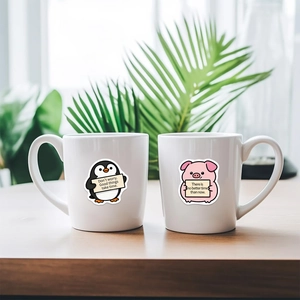 Gros plan de mugs en céramique blanche avec illustrations de pingouin et cochon sur bois