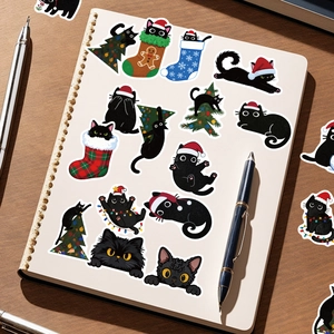 Adesivi natalizi gatto nero cartone animato mostrati su un quaderno e una scrivania