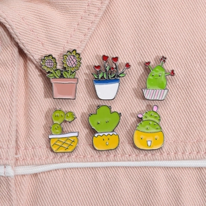Set aus sechs niedlichen Emaille-Sukkulenten-Pins mit Cartoon-Kaktus und Sonnenblume auf Denim