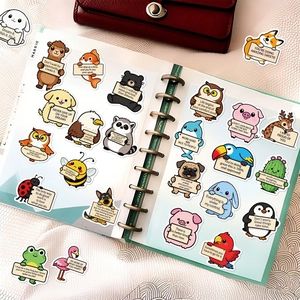 Gros plan d'autocollants d'animaux mignons disposés dans un carnet et sur un portefeuille