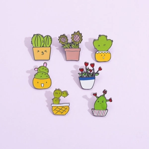 Details von sieben Cartoon-Emaille-Pins mit Sukkulenten und Kakteen mit süßen Gesichtern