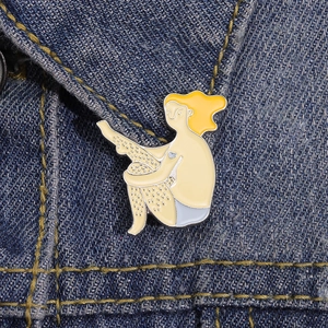 Dettaglio di spilla creativa in smalto con design di ragazza bionda su denim blu