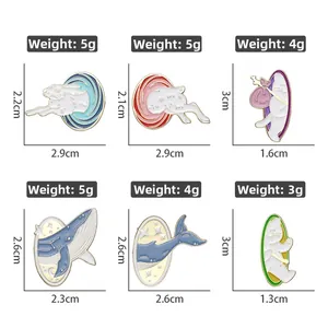 Détail de six broches émaillées avec dimensions et poids pour les motifs de chat et de baleine