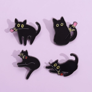 Lot de quatre pin's mignons en émail chat noir avec yeux jaunes sur fond violet clair