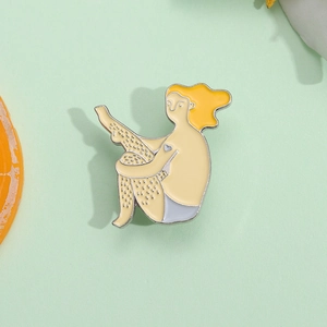 Spilla in Smalto con Figura Femminile Artistica Capelli Gialli in Lega Vernice a Fuoco Distintivo Cartoon per Donna Accessori Moda