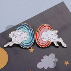 Pins émaillés de lapin dessin animé avec thème spatial pour sacs à dos et sacs