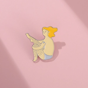 Vue détaillée d'une broche en émail créative représentant une fille aux cheveux jaunes