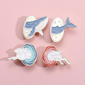 Lot de quatre broches en émail représentant une baleine et un lapin dans l'espace