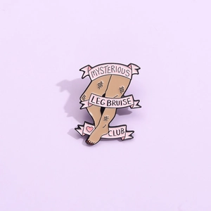 Spilla creativa in smalto con design Mysterious Leg Bruise Club e nastri rosa carini