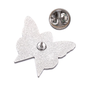 Détails macro du dos de la broche papillon en argent avec fermoir papillon et épingle