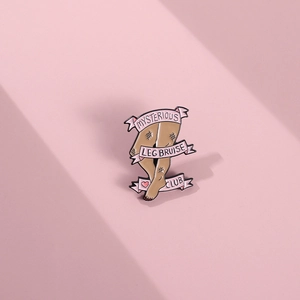Spilla smaltata creativa Mysterious Leg Bruise Club con nastro rosa e gambe incrociate