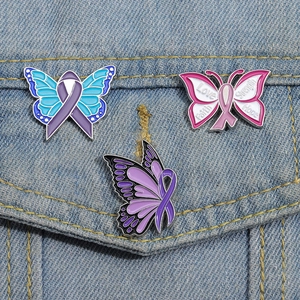 Ensemble de broches papillon en émail coloré avec texte motivant sur fond en denim