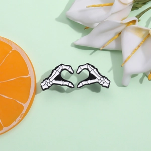 Ensemble de broches émaillées main squelette cœur avec design gothique noir et blanc