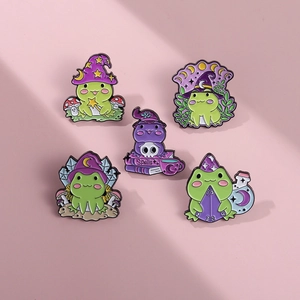 Lot de cinq épingles émaillées grenouille magique avec chapeaux et étoiles sur rose