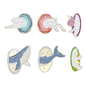 Lot de 6 broches en émail représentant des chats, baleines et lapins dans l'espace