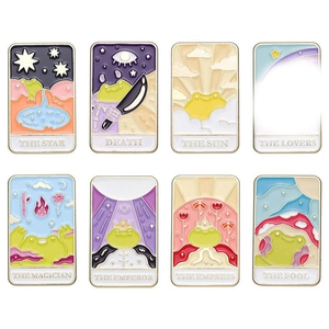 Set aus 8 süßen Frosch-Tarot-Emaille-Pins inklusive Der Stern und Sonne auf weißem Grund