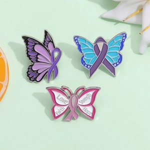 Détail de broches papillon en émail coloré avec texte inspirant de foi et espoir