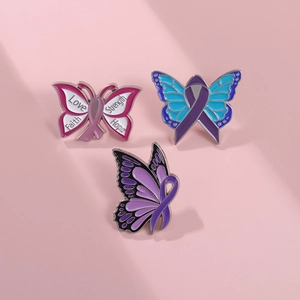 Vue détaillée d'épingles papillon en émail coloré avec texte gravé inspirant