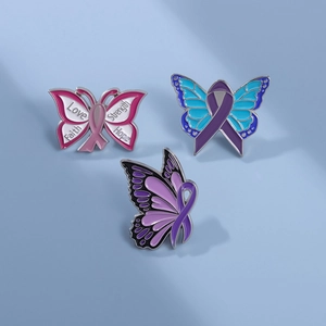 Détail de broches papillon colorées en émail avec rubans et mots Love, Strength et Faith