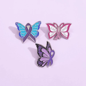 Détail de trois épingles papillon en émail avec rubans et mots Faith Hope Love