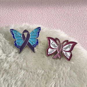 Broches papillon en émail avec ruban rose et mots positifs sur fond de fourrure blanche