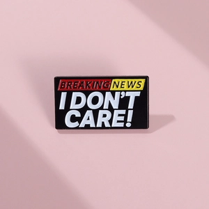 Dettaglio macro della spilla smaltata breaking news i don't care con cornice rettangolare