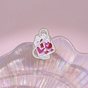 Spilla giapponese in smalto a forma di bustina di tè con fiori rosa e scritta LOVE